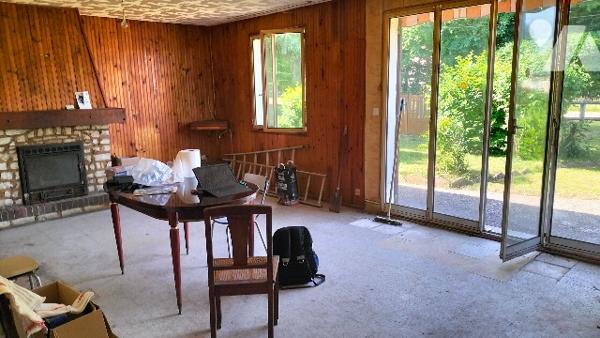 L'étude vous propose cette maison de plain pied à Courtenay (45) dans un hameau avec bois et étangs.