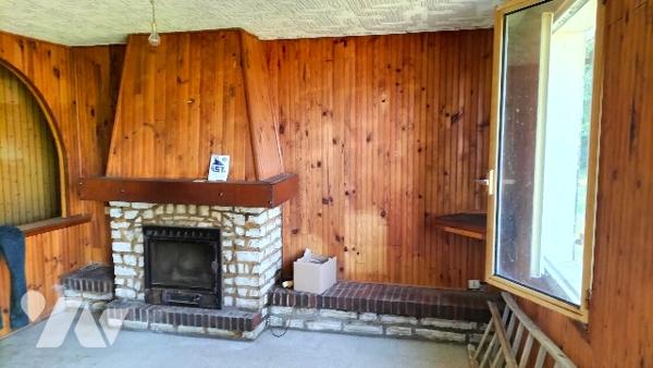 L'étude vous propose cette maison de plain pied à Courtenay (45) dans un hameau avec bois et étangs.