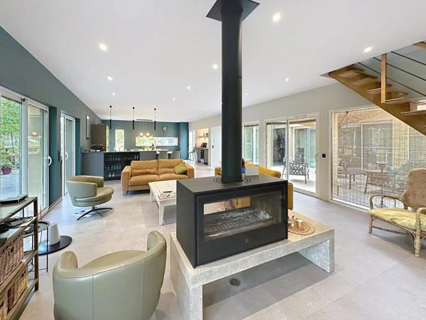 Maison contemporaine spacieuse et lumineuse avec piscine intérieure dans un cadre paisible  et boisé à 10 minutes de Cahors