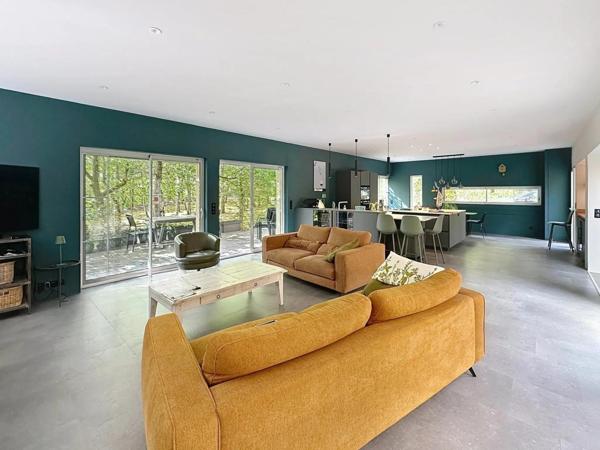 Maison contemporaine spacieuse et lumineuse avec piscine intérieure dans un cadre paisible  et boisé à 10 minutes de Cahors