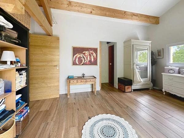 Maison contemporaine spacieuse et lumineuse avec piscine intérieure dans un cadre paisible  et boisé à 10 minutes de Cahors