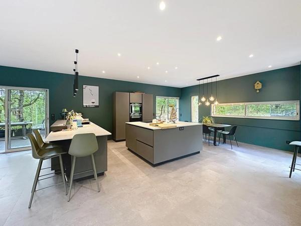 Maison contemporaine spacieuse et lumineuse avec piscine intérieure dans un cadre paisible  et boisé à 10 minutes de Cahors