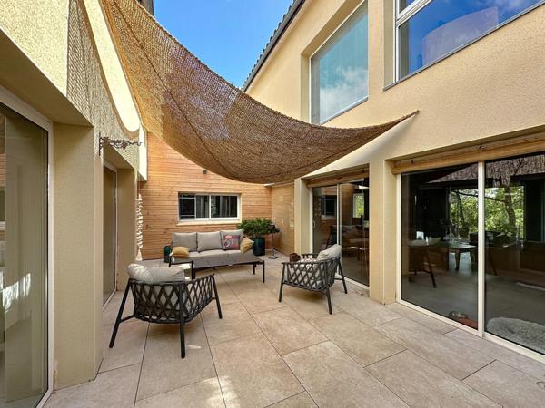 Maison contemporaine spacieuse et lumineuse avec piscine intérieure dans un cadre paisible  et boisé à 10 minutes de Cahors