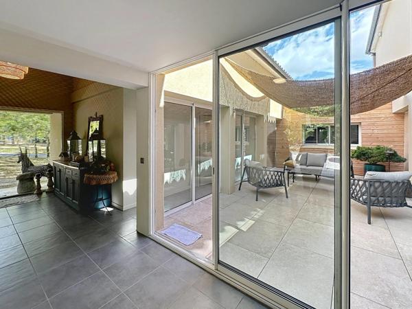 Maison contemporaine spacieuse et lumineuse avec piscine intérieure dans un cadre paisible  et boisé à 10 minutes de Cahors