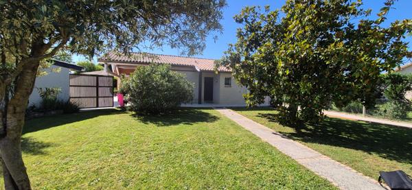 Maison 4 pièces de 118 m2 sur une parcelle de 1420 m² avec piscine chauffée