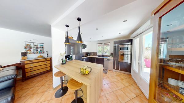 Maison 4 pièces de 118 m2 sur une parcelle de 1420 m² avec piscine chauffée