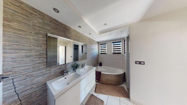 Maison 4 pièces de 118 m2 sur une parcelle de 1420 m² avec piscine chauffée