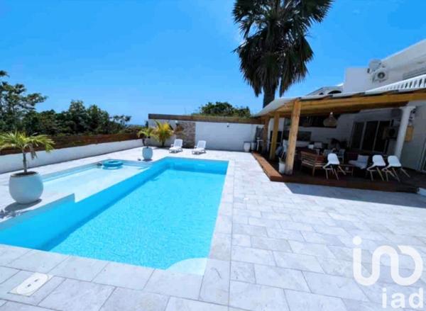 Maison d’architecte 10 pièces de 260 m² à Sainte-Marie (97438)