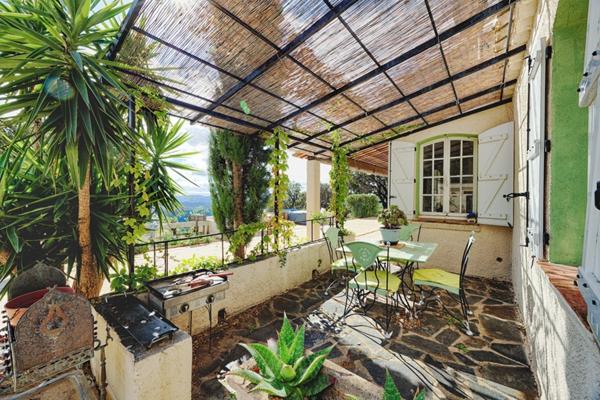 Propriete
                                                                                                                                                                                                                                                                                                                        7 pièce(s)                                                                                                                                                                                                          6 chambre(s)                                                                                                                                                                                                          190  m²