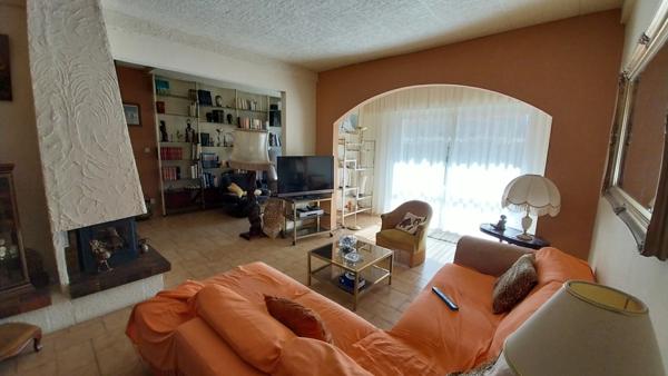 Villa
                                                                                                                                                                                                                                                                                                                        12 pièce(s)                                                                                                                                                                                                          7 chambre(s)                                                                                                                                                                                                          238  m²