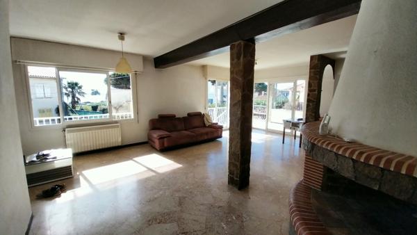 Villa
                                                                                                                                                                                                                                                                                                                        12 pièce(s)                                                                                                                                                                                                          7 chambre(s)                                                                                                                                                                                                          238  m²