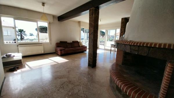 Villa
                                                                                                                                                                                                                                                                                                                        12 pièce(s)                                                                                                                                                                                                          7 chambre(s)                                                                                                                                                                                                          238  m²