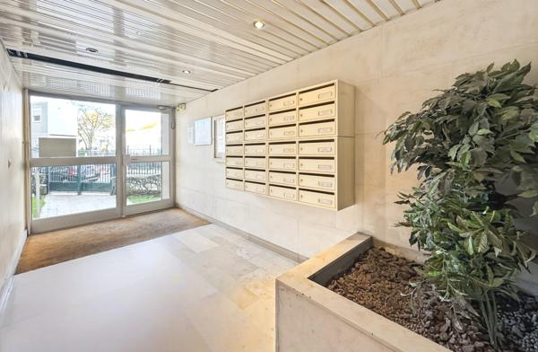 Appartement à vendre 2 pièces - lumineux avec balcon plein ouest – dernier étage avec vue dégagée - PARIS 18EME ARRONDISSEMENT (75)