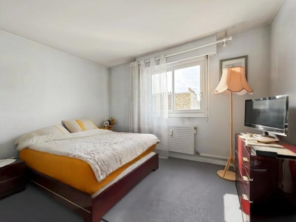 Appartement à vendre 2 pièces - lumineux avec balcon plein ouest – dernier étage avec vue dégagée - PARIS 18EME ARRONDISSEMENT (75)