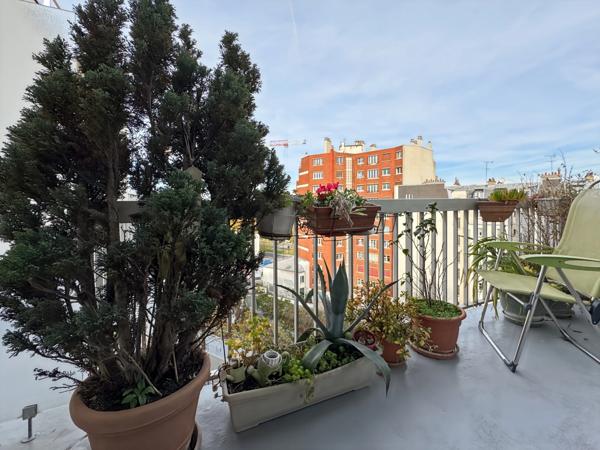Appartement à vendre 2 pièces - lumineux avec balcon plein ouest – dernier étage avec vue dégagée - PARIS 18EME ARRONDISSEMENT (75)