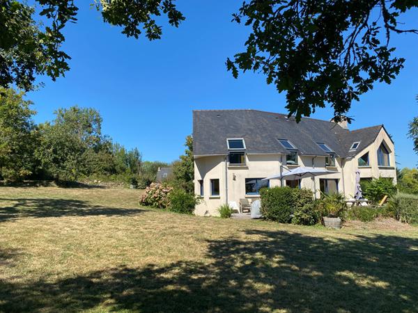 Maison spacieuse à vendre à Crozon - 5 chambres et grand terrain !