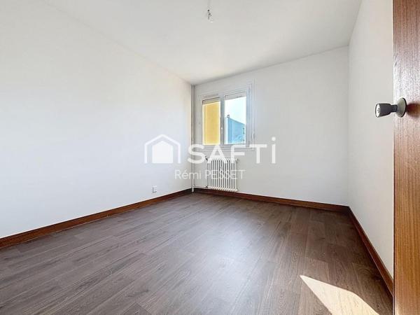 A vendre appartement avec beaux volumes proche Fobio