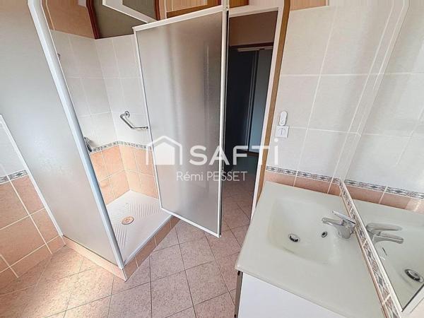 A vendre appartement avec beaux volumes proche Fobio