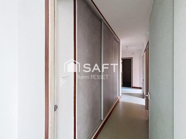 A vendre appartement avec beaux volumes proche Fobio