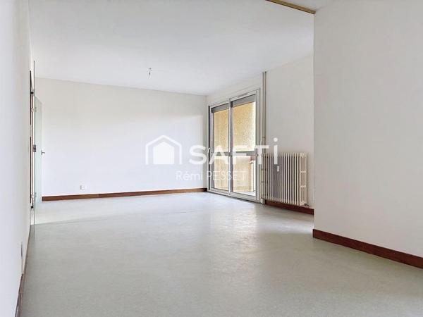 A vendre appartement avec beaux volumes proche Fobio
