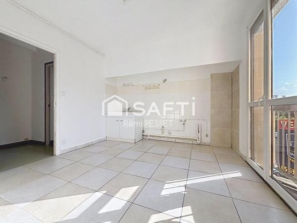 A vendre appartement avec beaux volumes proche Fobio