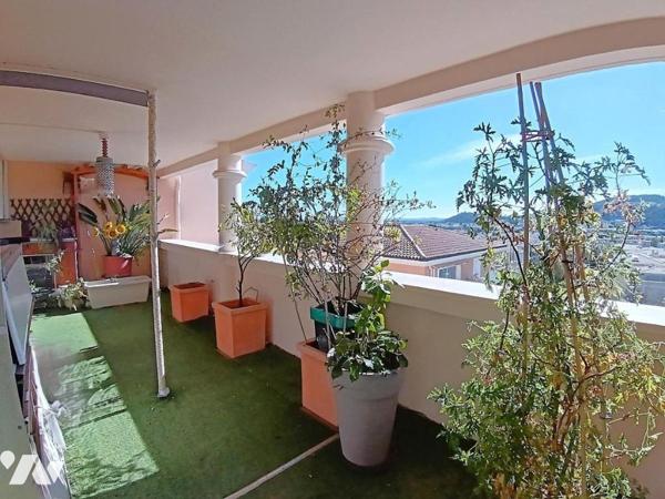 HYERES,  appartement 101 m2 avec terrasse, garage et parking sécurisés
