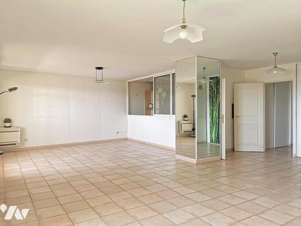 HYERES,  appartement 101 m2 avec terrasse, garage et parking sécurisés