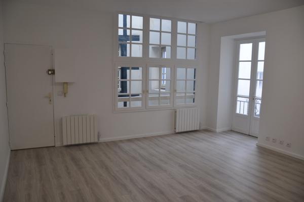 Hyper-Centre de Bayonne : Grand Studio de 54 m² – L'espace et le cachet au cœur de la ville !