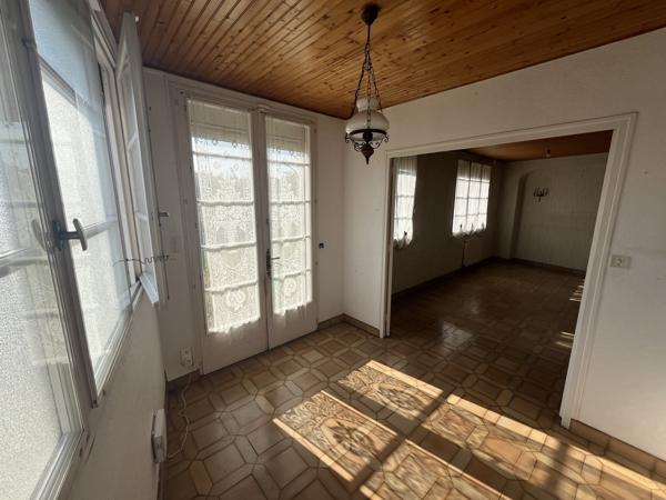 MAISON DE VILLE 4 CHAMBRES A RENOVER AVEC JARDIN ET GARAGE A POITIERS OUEST