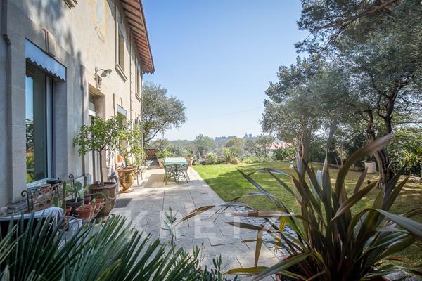 Propriété historique avec vue Palais des Papes