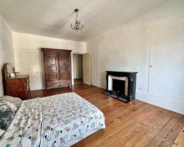 BEL APPARTEMENT ANCIEN ALLIANT ÉLÉGANCE ET AUTHENTICITÉ