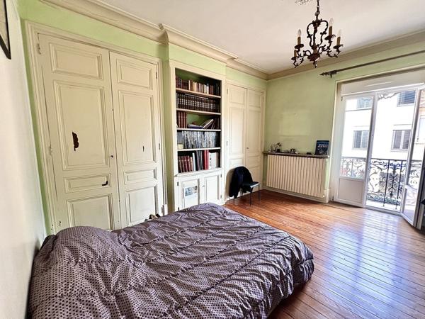 BEL APPARTEMENT ANCIEN ALLIANT ÉLÉGANCE ET AUTHENTICITÉ