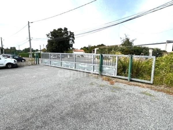 Dpt Charente Maritime (17), à vendre proche de SAINTES Entrepots parkings et Bureaux