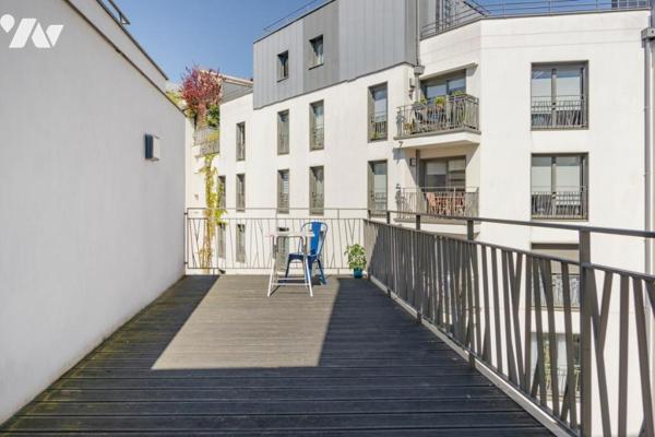 PARIS 18 / LA FOURCHE - GRAND STUDIO DERNIER ÉTAGE AVEC TERRASSE + PARKING EN OPTION