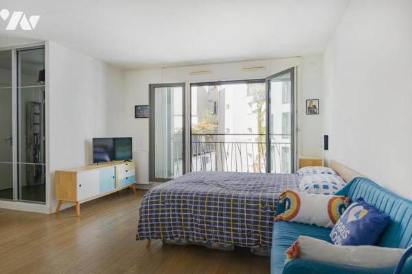 PARIS 18 / LA FOURCHE - GRAND STUDIO DERNIER ÉTAGE AVEC TERRASSE + PARKING EN OPTION