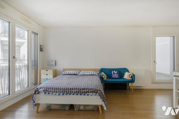 PARIS 18 / LA FOURCHE - GRAND STUDIO DERNIER ÉTAGE AVEC TERRASSE + PARKING EN OPTION