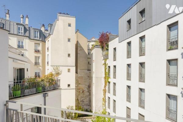 PARIS 18 / LA FOURCHE - GRAND STUDIO DERNIER ÉTAGE AVEC TERRASSE + PARKING EN OPTION