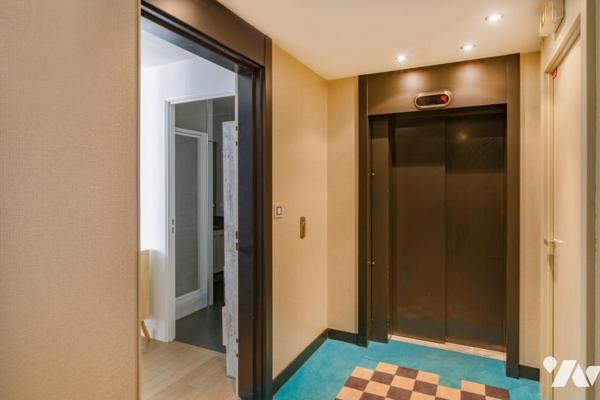 PARIS 18 / LA FOURCHE - GRAND STUDIO DERNIER ÉTAGE AVEC TERRASSE + PARKING EN OPTION