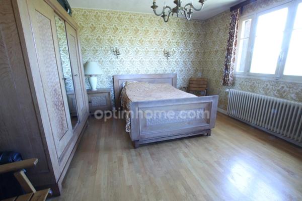 MAISON 4 CHAMBRES à rénover située dans un environnement calme proche du centre ville