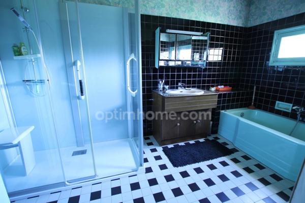 MAISON 4 CHAMBRES à rénover située dans un environnement calme proche du centre ville