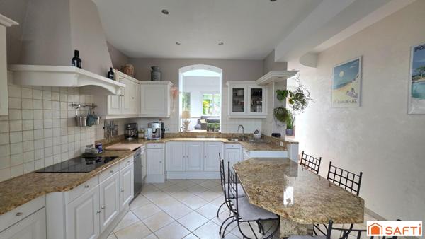 Superbe maison bourgeoise T8 avec un très beau jardin et un garage