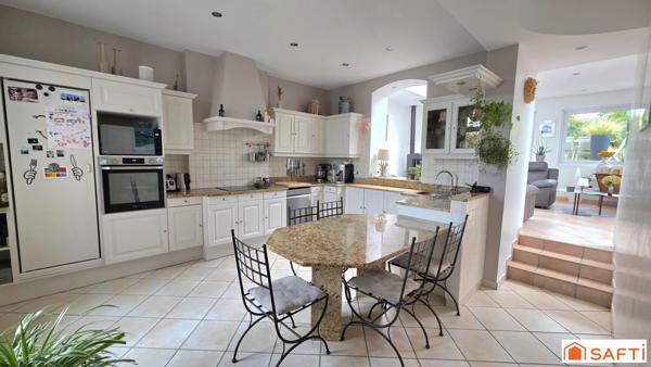 Superbe maison bourgeoise T8 avec un très beau jardin et un garage