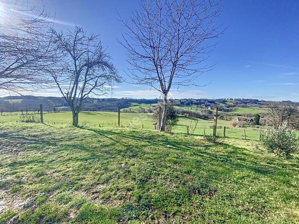 Maison de caractère en pierre avec vue magnifique à vendre - Saint Hilaire Peyroux - 3 Chambres - 1 dépendance exploitable - 1 Salle d'eau - Garage - Fosse septique conforme - Terrain piscinable