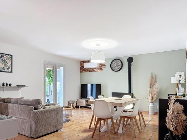 Maison de plain-pied avec piscine et véranda sur 674 m² de terrain