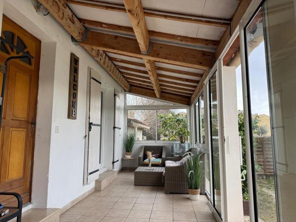 Maison de plain-pied avec piscine et véranda sur 674 m² de terrain