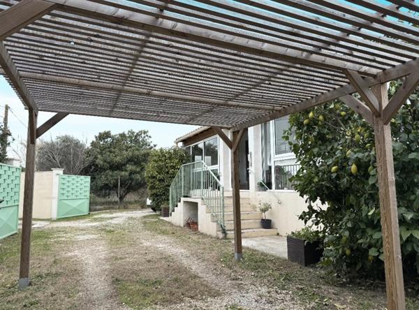 Maison de plain-pied avec piscine et véranda sur 674 m² de terrain