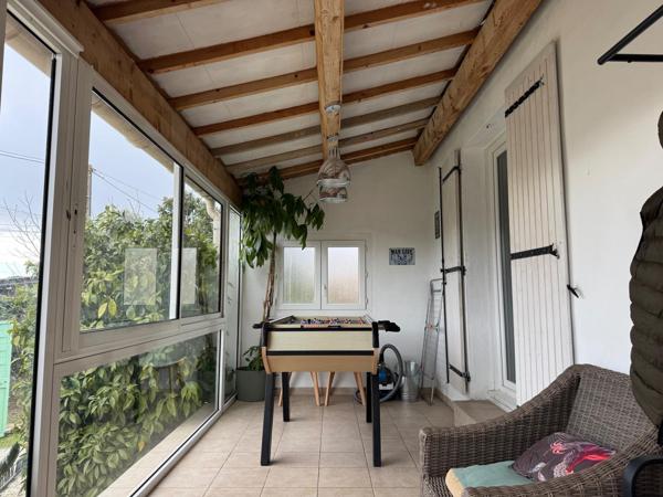 Maison de plain-pied avec piscine et véranda sur 674 m² de terrain