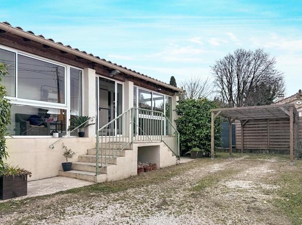Maison de plain-pied avec piscine et véranda sur 674 m² de terrain