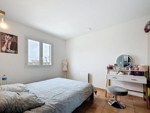 Maison de plain-pied avec piscine et véranda sur 674 m² de terrain