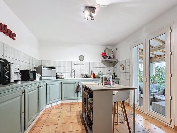 Maison de plain-pied avec piscine et véranda sur 674 m² de terrain